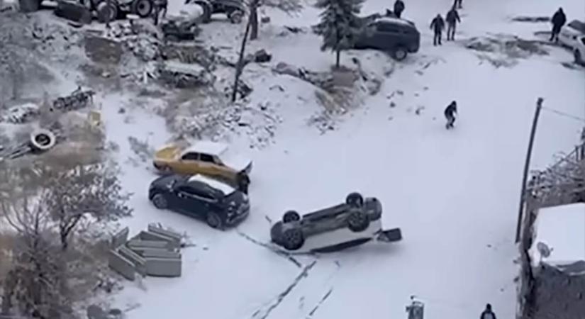 A törököknél is tombol a tél: tetőre borított autó szánkózott le a domboldalon