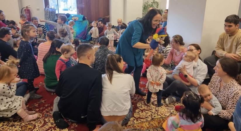 Korcsolyázhatunk és mondókázhatunk is a hétvégén!