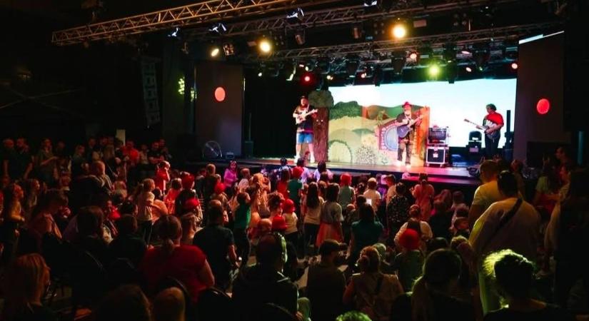 Zente közreműködésével érkezik a Kalap Jakab – Segíthetek?! turné