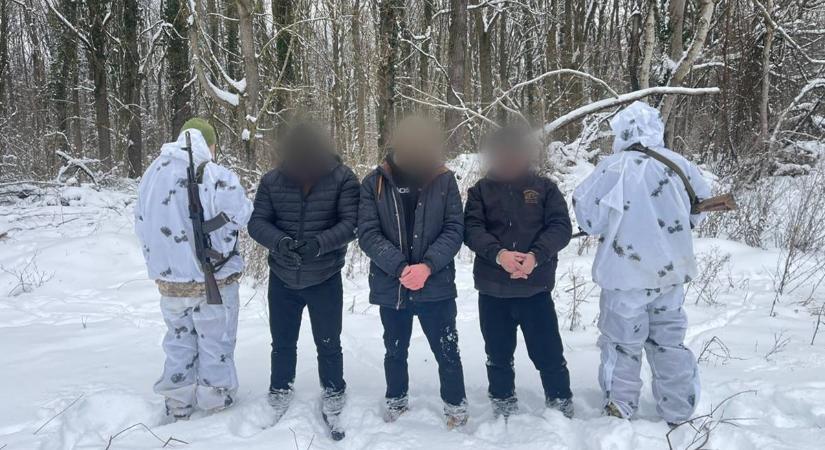 A magyar határtól mindössze 20 méterre tartóztattak fel 3 férfit az asztélyi határőrök