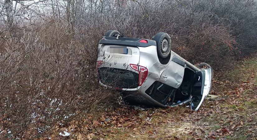 Így történt a baleset Szombathelynél, amiben felborult egy autó - fotók