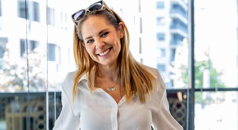 Fehérneműben tündököl Ada - Fotó