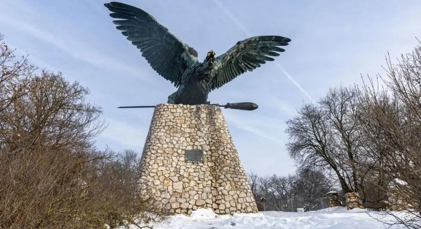 Szörnyű dolgot tettek a tatabányai Turul-szoborral