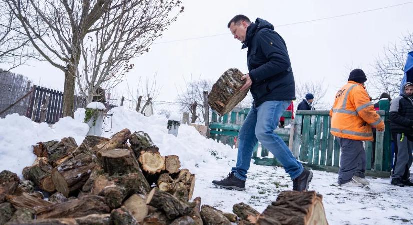 Senkit nem hagynak dideregni – Fülöp Attila tájékoztatott a tűzifaosztásról