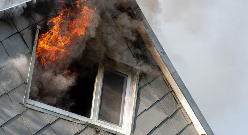 Tűz ütött ki Makón, több vízsugárral küzdenek a lángok ellen