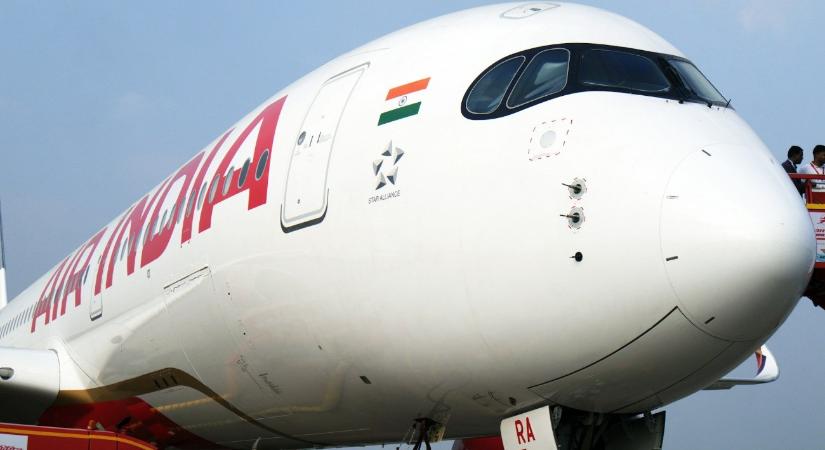 Különös baleset: leborult konténert szippantott fel egy repülőgép hajtóműve – videó