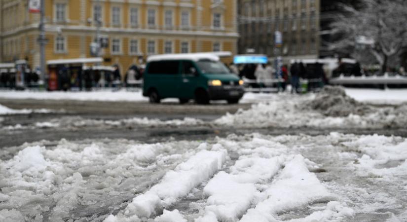 Egyre több a kátyú Budapesten, megemelt kapacitással végzik a burkolathibák javítását