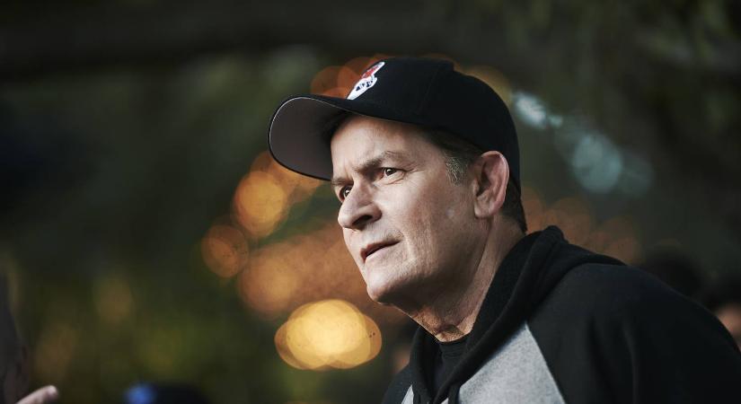 Kitört a botrány: Charlie Sheen lányai a nyilvánosság előtt estek egymásnak