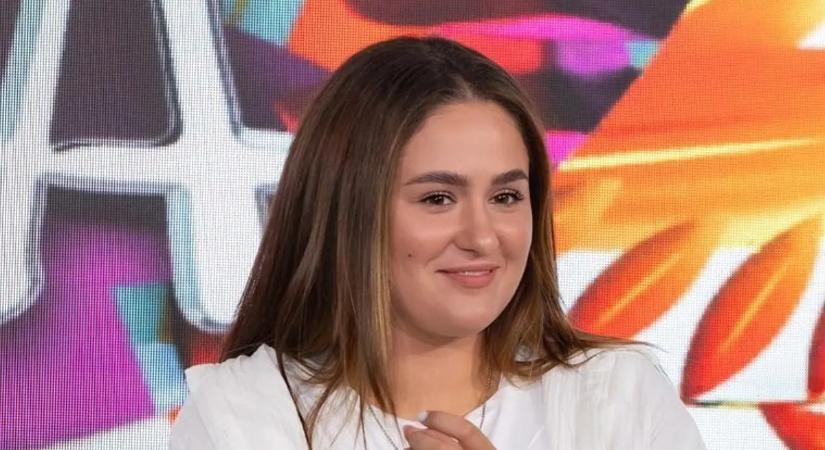 Ki markolja Sofi hátsóját? Az énekesnő pikáns fotóval jelentkezett be!