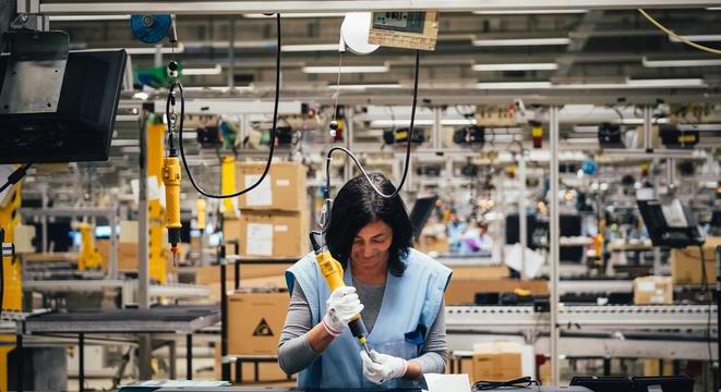 Több száz alkalmazottjától válik meg a nyitrai Foxconn Slovakia