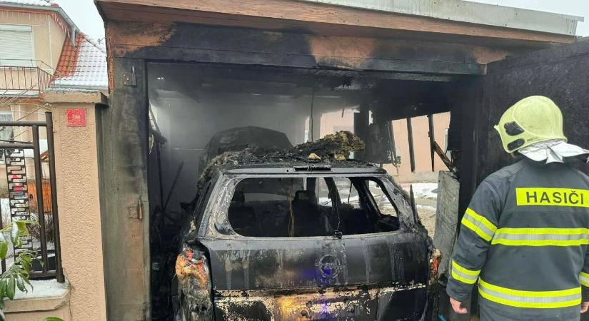 Kigyulladt egy garázs Nagymegyeren, a tulajdonos égési sérüléseket szenvedett