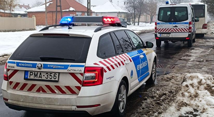 Autóbusszal ütközött egy személyautó Kiskunhalason – fotók