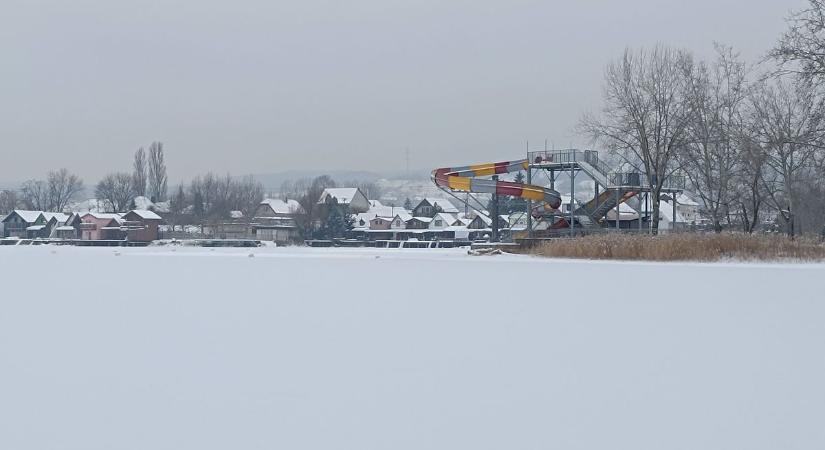 Szép, de veszélyes: ezeken az esztergomi tavakon is tilos korcsolyázni