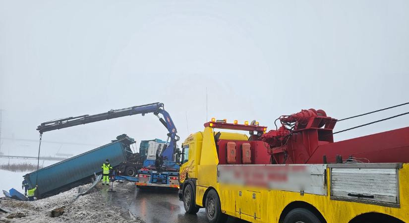 Lelógott az útról a kamion pótkocsija – látványos fotókon a mentés drámai pillanatai