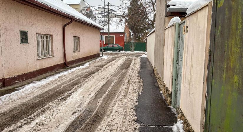 Hivatalos: levonultak a hókotrók Szolnok utcáiról, a Fidesz síkosságmentesítés folytatását követeli