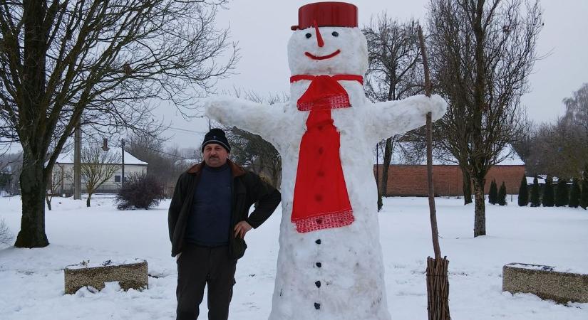 Vajon meddig bírja a telet a zalai falu látványos hóembere?
