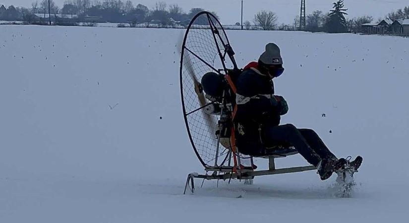Siklóernyő motorból lett téli csoda: apa és fia nagyot alkotott