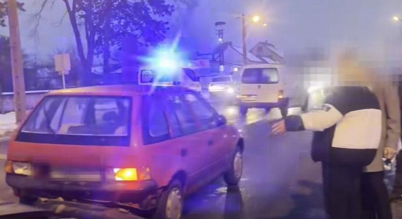 Rosszkor rossz helyen: elütött egy gyalogost a karambolozó, vétlen autó az iskolánál ( videó)