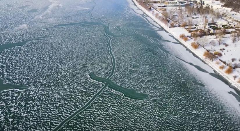 Nem mindennapi látvány! Videón a Balaton alakú jegesedés