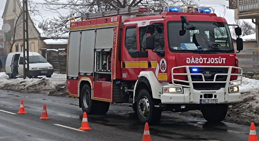 A tűzoltók beavatkozására volt szükség, annyira megdőlt egy háztető a hó súlya alatt Halason