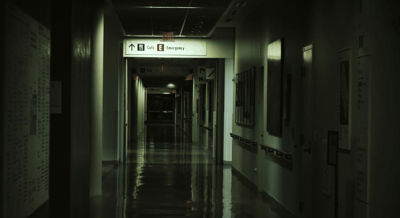 Tollal támadt az ápolónőre az őrjöngő skizofrén beteg – sokkoló részletek