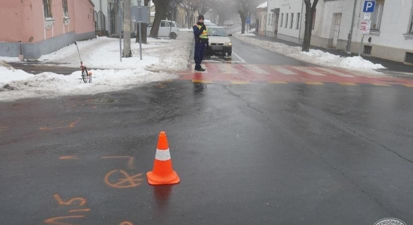 Egymás után csúsztak meg az autók a zalai városban! Rendőrautó is balesetet szenvedett