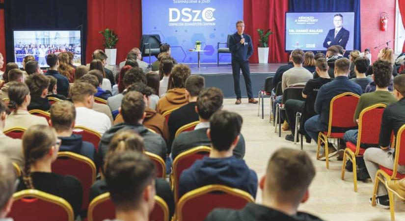 Szakképzős diákok tehettel fel kérdéseket a miniszternek