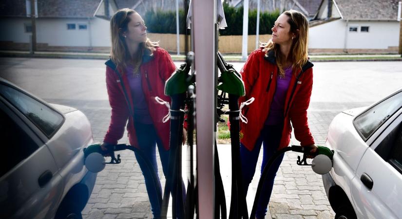 Megúszták a sarcot, ezért locsolták a prémiumot a kocsiba a magyar autósok – de nem lesz ez mindig így, közeleg a határidő