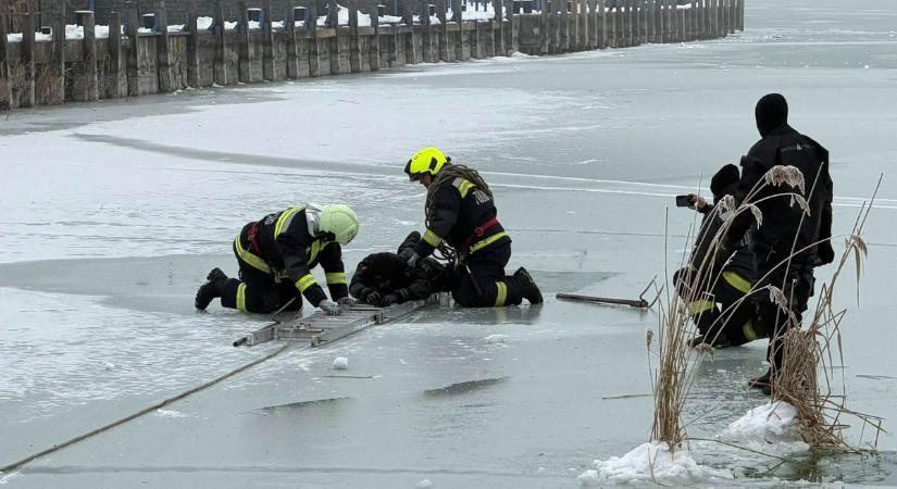 Mi történik, ha beszakad a jég? Ezt gyakorolták a tűzoltók Badacsonyban fotók