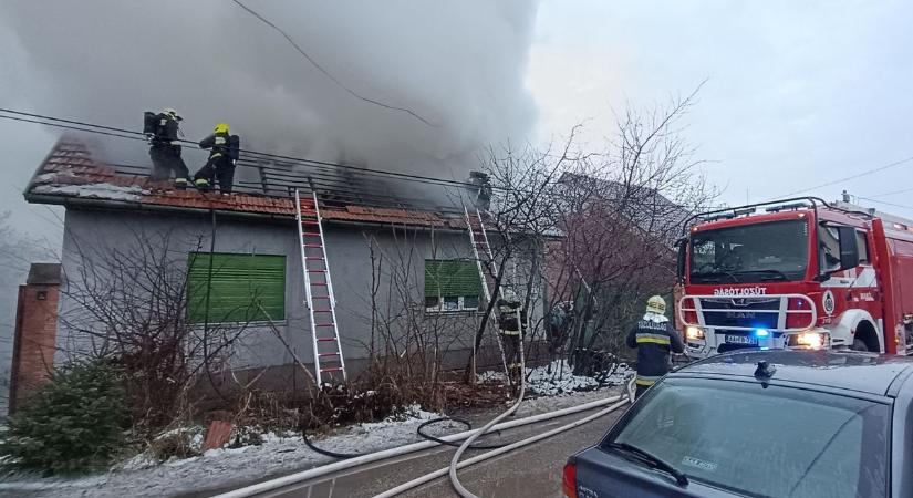 Szinte porig égett egy makói ház tetőszerkezete a pusztító tűzben – utánajártunk, mi okozhatta a történteket (galéria, videó)