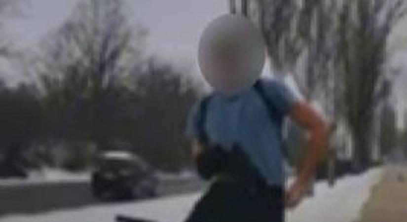 Felrobbantotta a netet a zimankóban alulöltözött biciklis, a szomszéd megye rendőrei megállították