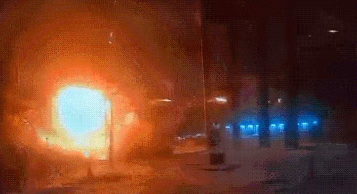 A becsapódó orosz drón sem állította meg a hólapátoló ukrán munkást - VIDEÓ