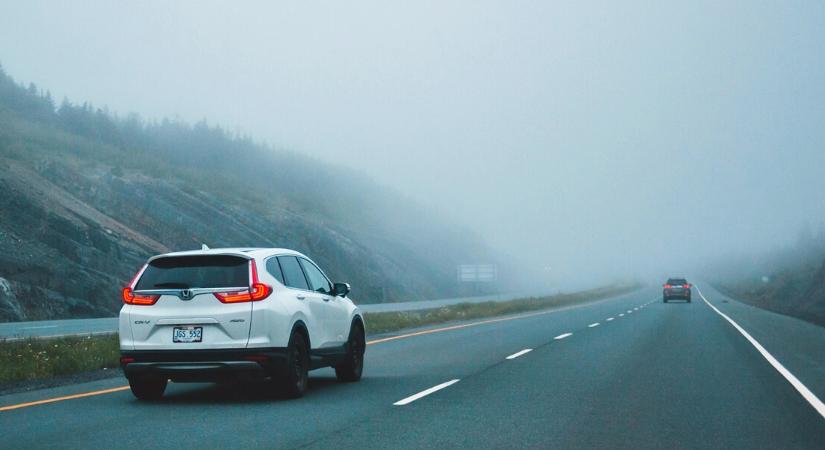 Végre kisüt a nap, de veszélyt is tartogat a szombat: itt az újabb figyelmeztetés az utakra