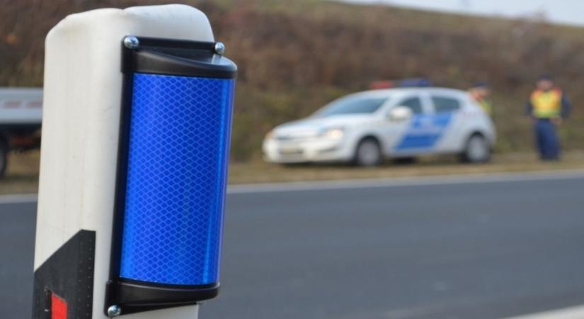 Ezt jelenti, ha kék fényvisszaverőket látsz az út menti oszlopokon