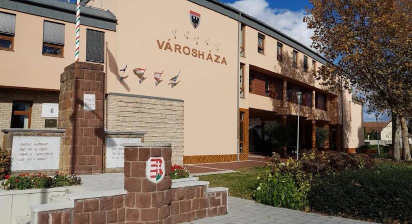 „Öltözködése pedig mint presszós kurváké. Hányinger” – írta a képviselő egy nyilvános bejegyzésben az üllői alpolgármesterről