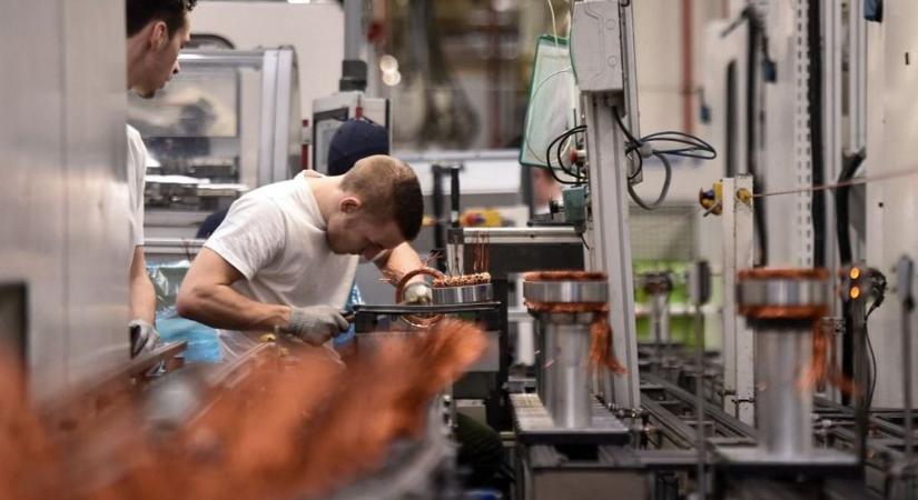 Már a német autóipar fellegvárat is utolérte a csődhullám: menekül a francia multi, egyszerre két gyárat zár be - tömegek maradnak munka nélkül