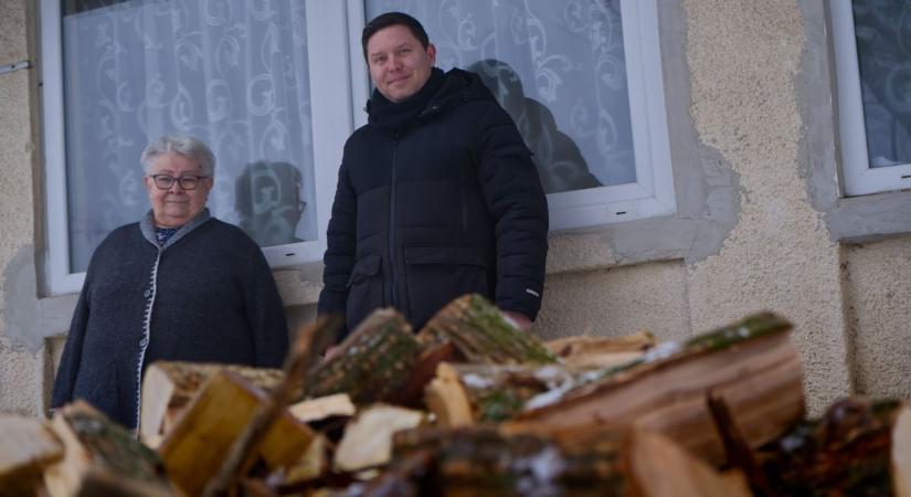 A polgármester is részt vett a tűzifaosztásban (Videó)