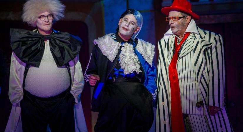 Premier! Szikorától Rejtő Jenőig sok minden feltűnik a kecskeméti színház legújabb darabjában – fotók