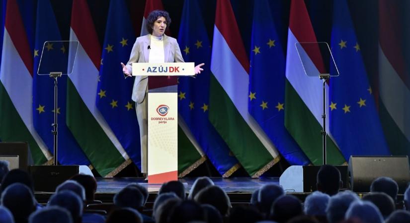 Óriásplakátokon üzen a DK, ez a felirat olvasható rajta