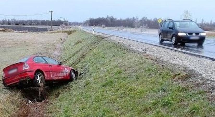 Árokba borult két autó a 8-as főúton