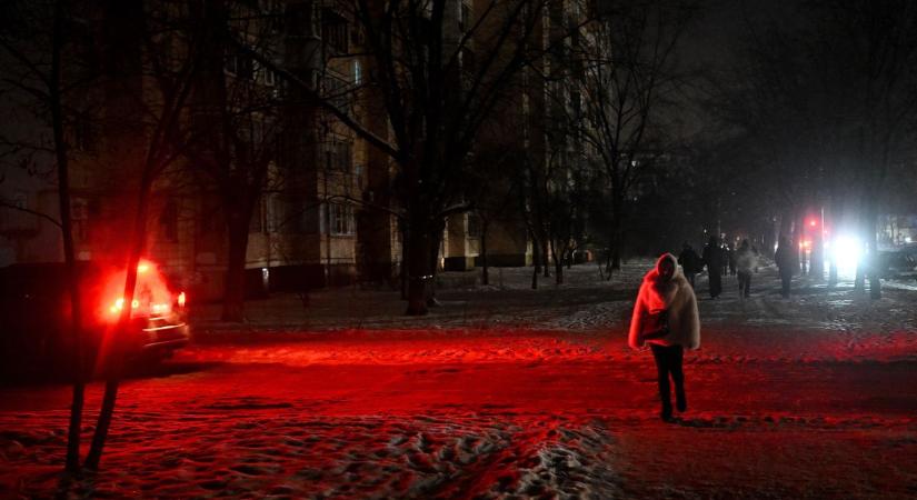 Döntött Ukrajna: Kijev mostantól sötétségbe borul, a tél közepén kapcsolják le a közvilágítást – nincs rá áram