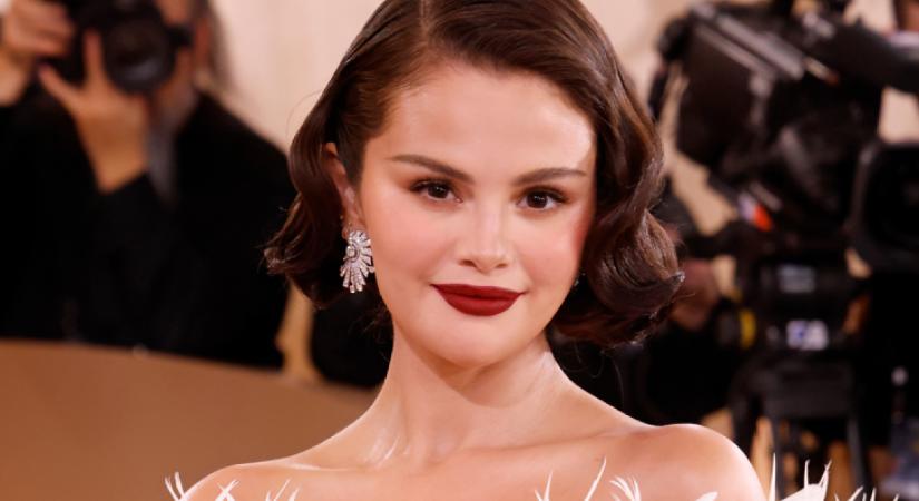 Selena Gomez mélyen dekoltált ruhában mutatta meg hibátlan alakját