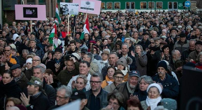 Jogtalanul törölték a Pesti Srácok YouTube-csatornáit