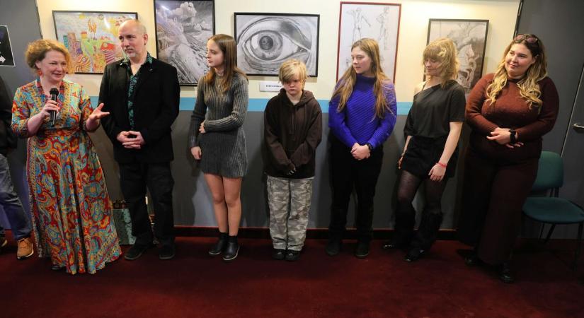 Már most figyelemre méltók: tinédzser művészek állítanak ki a Dió Galériában Fotók, videó