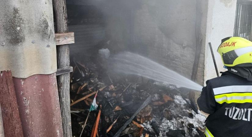 Fatároló égett Mór szomszédságában, mentőt is riasztani kellett (galéria)