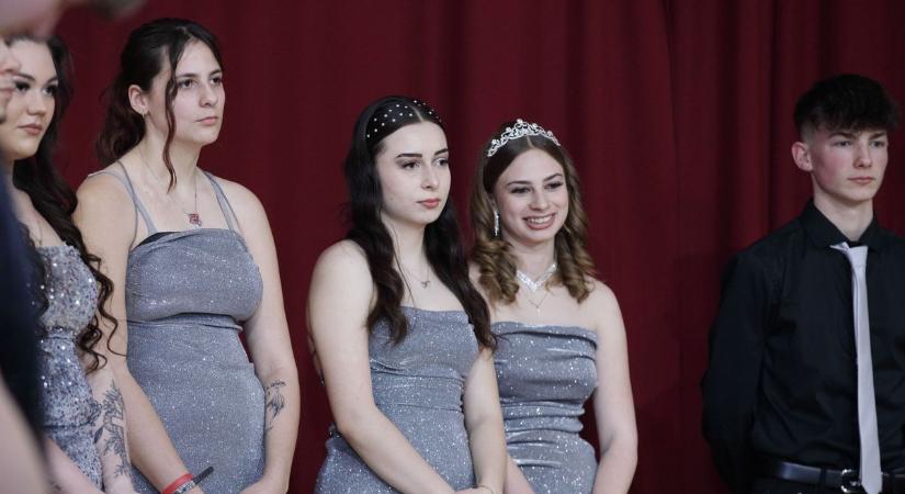 Szalagot kaptak a diákok – megható műsorral búcsúztak (galéria, videó)