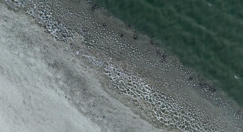 Kettérepedt a Balaton jege, de egyes részein már lehet korcsolyázni