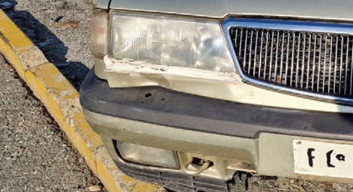 Fából faragott rendszámot találtak egy autón, a számok is kitaláltak voltak