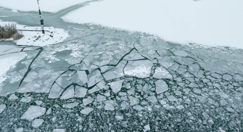 Nem hiszi el, mire vetemedett ez a három gyerek a befagyott Bodrogon