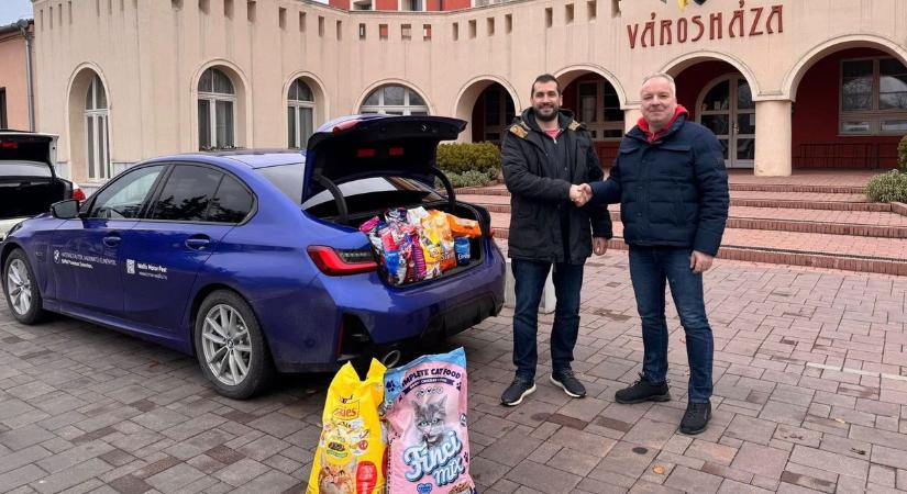 Kiss Norbert macskatápot adományozott a Hatvani cicásoknak
